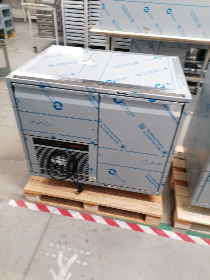 Cooling counter with 1 door
