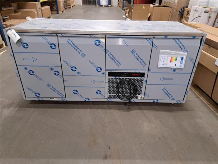 Cooling counter with 3 doors